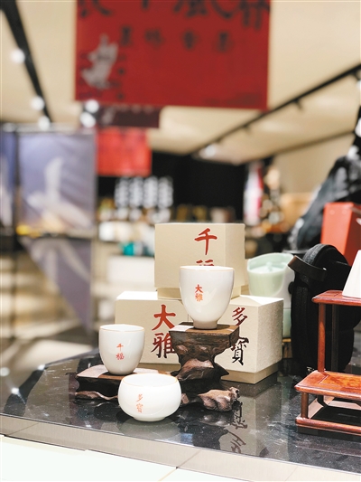 文物與文創(chuàng)跨界融合，塑造“流行中國”——碑林文創(chuàng)旗艦店試運營文化用品獲熱捧